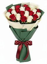 Букет Микс из красных и белых роз в Заплавской
