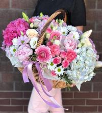 Композиция солнечный день в Заплавской Цветочная композиция из Розы, Хризантемы, Пионы и Лизиантусы в корзине в Заплавской