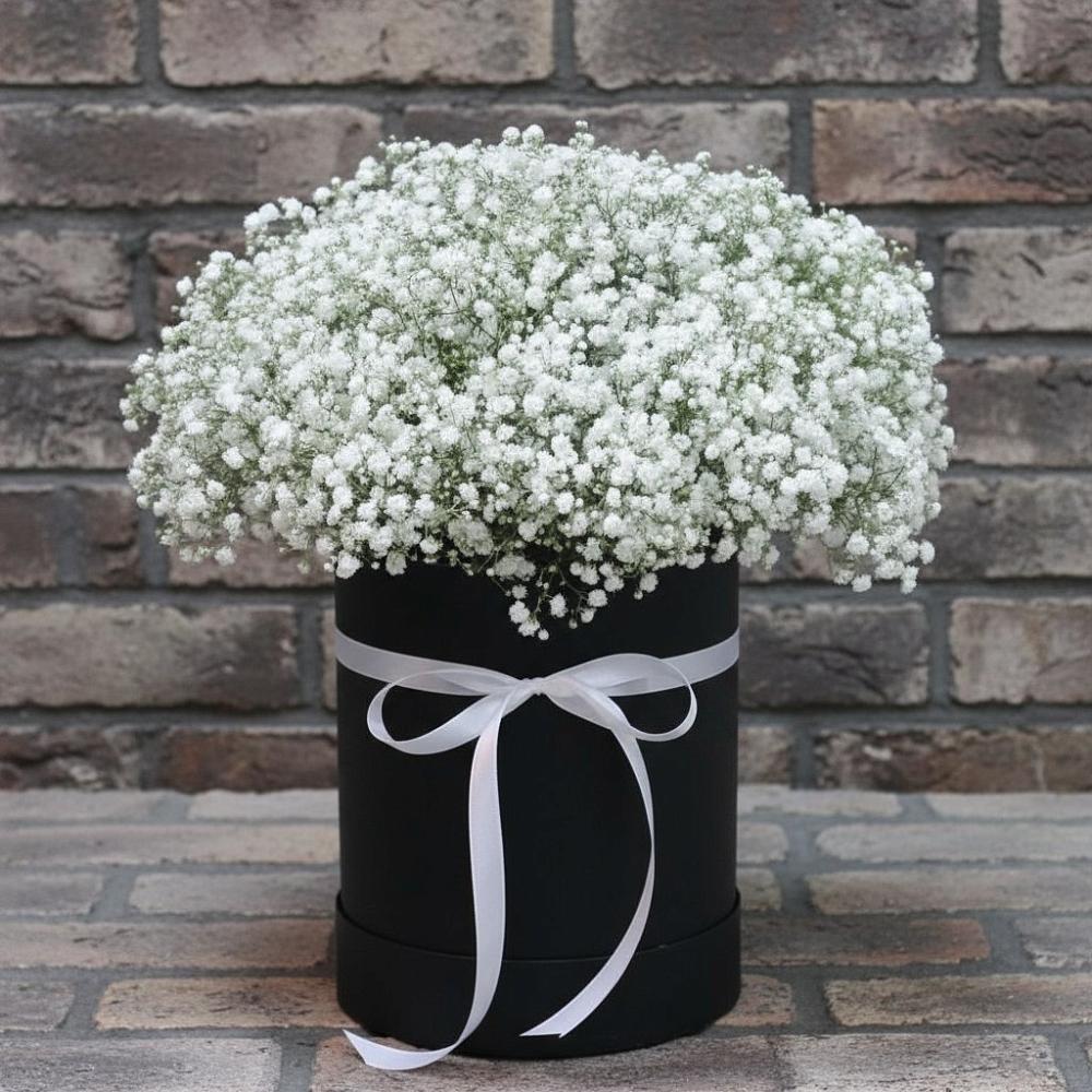 Цветочная композиция из Гипсофила в шляпной коробке в Заплавской