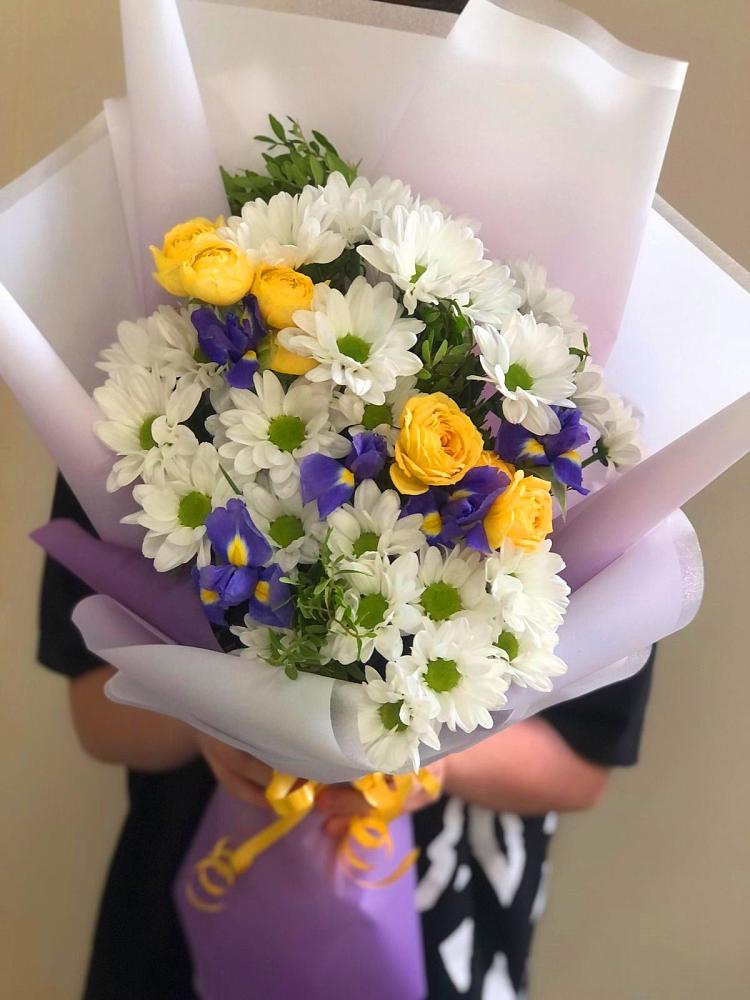 Букет цветов из: Ирисы, Хризантемы и Розы в Заплавской
