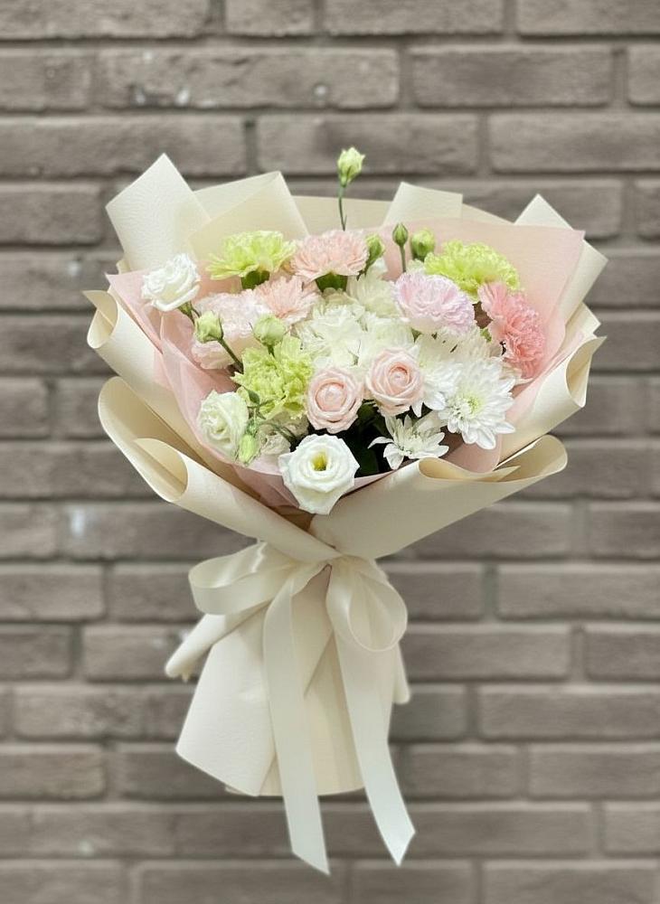 Букет цветов из: Гвоздики, Розы, Лизиантусы и Хризантемы в Заплавской