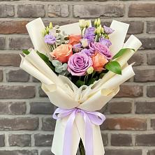 Букет цветов из:  Лизиантусы и Розы в Заплавской