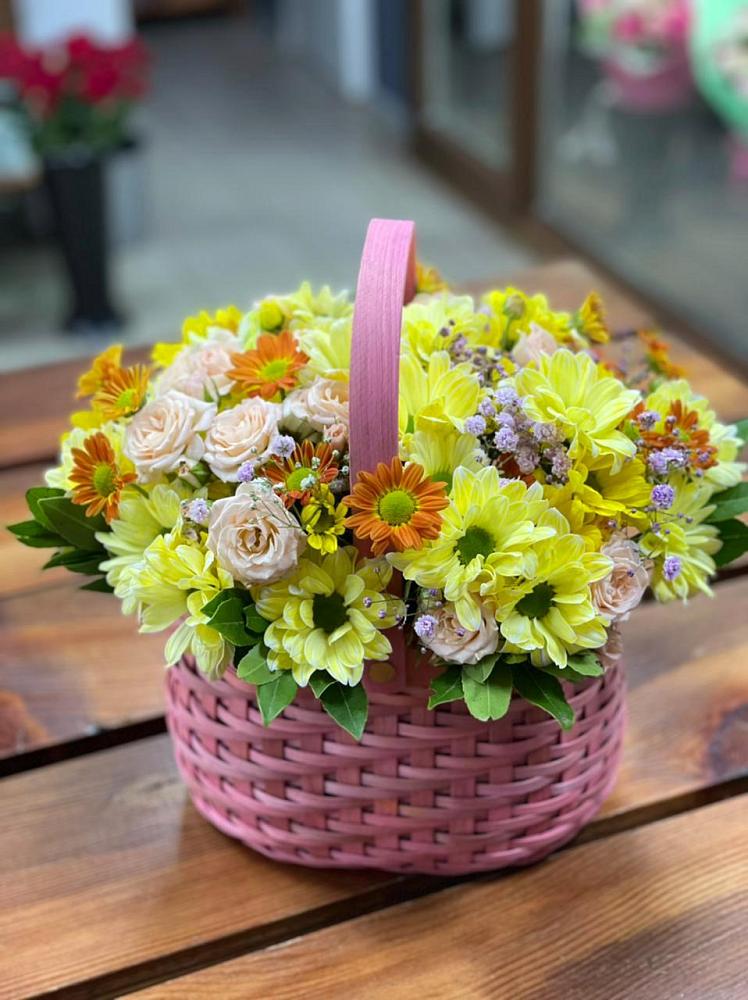 Цветочная композиция из Хризантемы и Розы в корзине в Заплавской