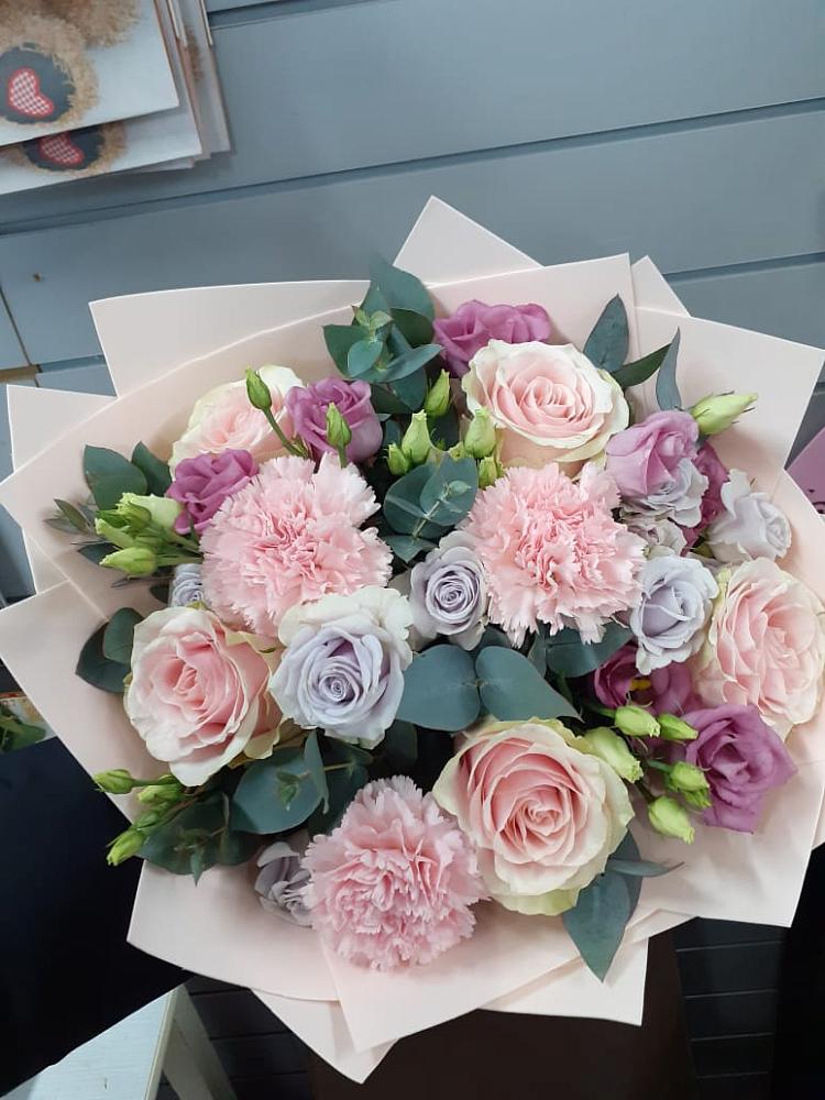 Букет цветов из: Розы, Гвоздики и Лизиантусы в Заплавской